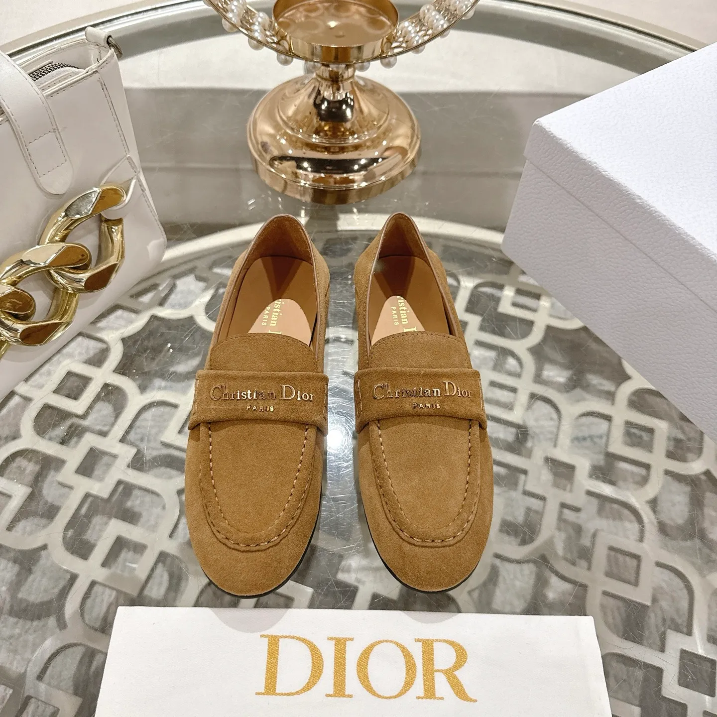 👟👟Ex-factory price 640👟👟 🍸 Dior Dior | 2025 ˢˢD Home 2025 Spring and Summer New Products The latest popular slip-on letter buckle loafers series〰 Original purchase, development and production👍🏻This Dior loafer is carefully made of black glossy cow leather, and the front letter plate is decorated with golden tone Christian Dior Paris logo. Paired with a leather-injected outsole, it adds classic style to any casual look. Upper: original cowhide/cow suede, lining: cowhide, outsole: injection molded leather outsole imported from Italy, heel height: 1cm, size: 35-42 (customized at 40.41.42)